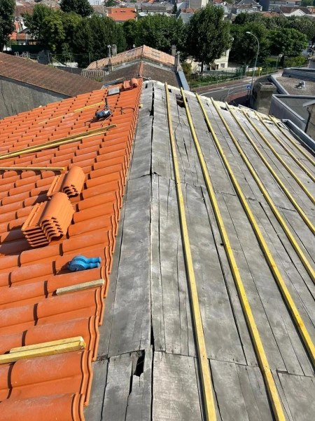 Remplacement de tuile sur une toiture suite à de fortes pluies  