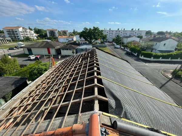 Réparation de fuite de toiture en urgence par un couvreur professionnel  
