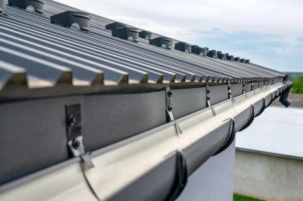 Gouttières en PVC, aluminium et zinc